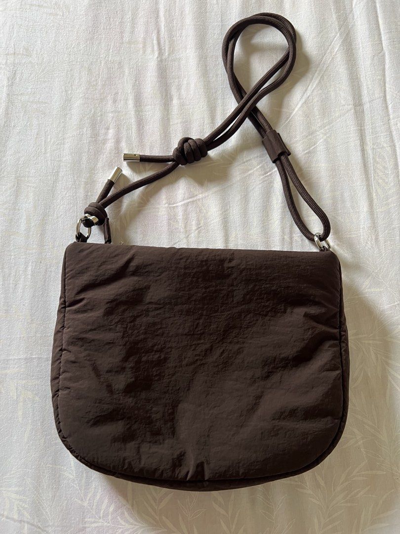 Straight forward Brown Puffer Crossbody Shoulder Bag (Category: Cross-body Bags) located in Quezon City. Submitted by katedeclutter (Listing ID 1465603921, Image 2). Description: - Color: Chocolate brown - Material: Soft puffer fabric with clean fabric lining.