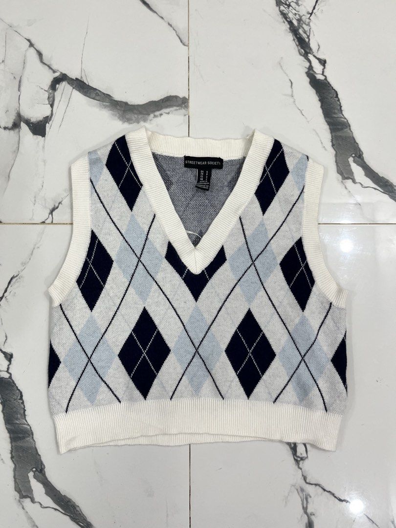 STREETWEAR SOCIETY (Category: Others Tops) located in Bogo. Submitted by tinliciousthrift (Listing ID 1465629093, Image 2). Description: 📌 STREETWEAR SOCIETY knitted crop good as new ( washable stain ) 😍 📌 Size: S-M Mine: 350.