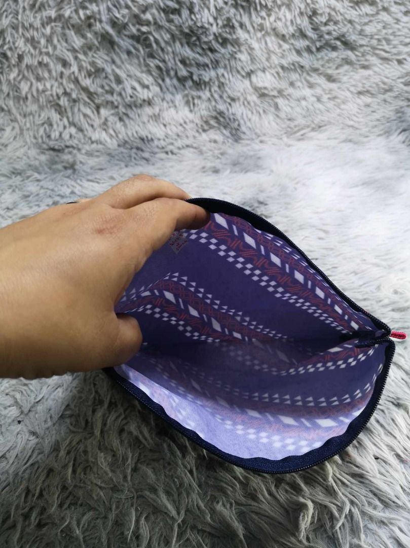 Striking Geometric Diagonal Stripe pattern Cosmetic Pouch (Category: Purses & Pouches) located in Santa Cruz. Submitted by jmy_surplus.2 (Listing ID 1465687863, Image 2). Description: Size ; L - 8.3 W - 10.3 Color ; Blue Type ; Pouch Brand ; No brand Material ; Nylon Style ; Zipper Closure Blue printed Cosmetic Pouxch LR 129 JMY 5 Batch #224.