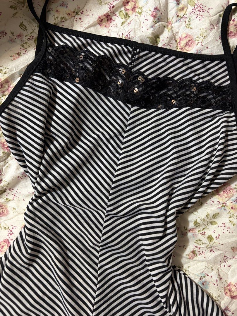 Striped Sequin Black Top (Category: Sleeveless) located in Muntinlupa City. Submitted by herellas0504 (Listing ID 1465695153, Image 2). Description: Striped Sequin Black Top Mine: 180 | Lock: 280 ———————————— size: xs-med no issue, good as new willing to keep.