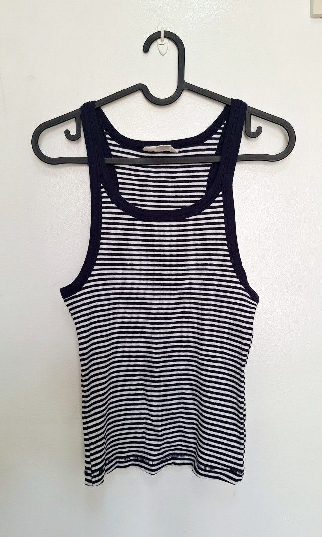 Stripped sleeveless top (Category: Sleeveless) located in La Trinidad. Submitted by styled.traded (Listing ID 1465749712, Image 1). Description: Size M-L (stretch fabric) Never used.