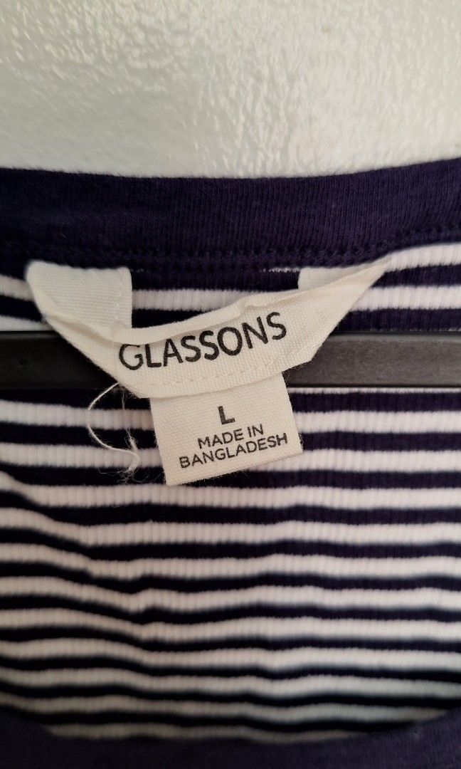 Stripped sleeveless top (Category: Sleeveless) located in La Trinidad. Submitted by styled.traded (Listing ID 1465749712, Image 2). Description: Size M-L (stretch fabric) Never used.