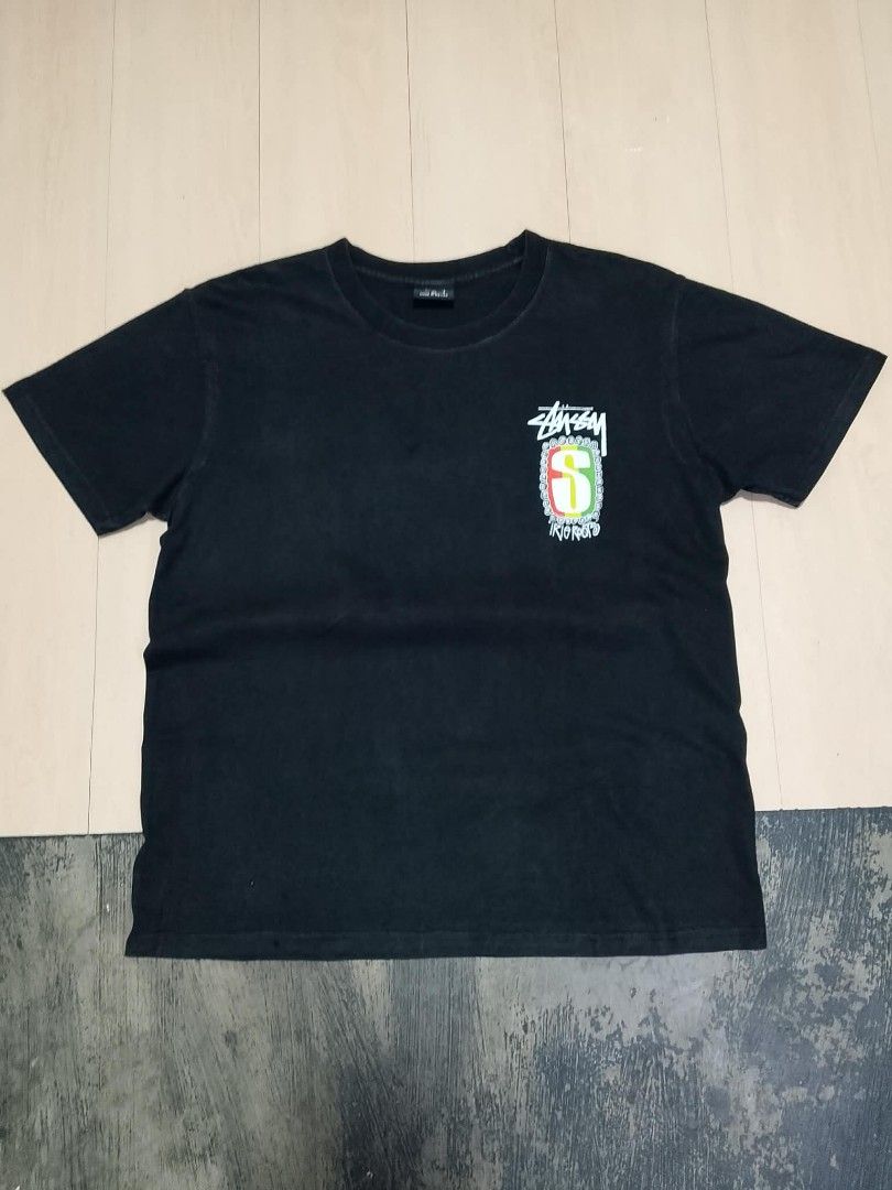 STÜSSY INTERNATIONAL GRAPHIC TEE (Category: Tshirts & Polo Shirts ) located in Mexico. Submitted by thethrift010203 (Listing ID 1465638267, Image 3). Description: STÜSSY INTERNATIONAL GRAPHIC TEE Color : BLACK Fabic : 100% COTTON Size on tag: XL kasya sa SMALL to MEDIUM fit sa LARGE Sobrang ganda, Comfortable WITH BIG BACK LOGO Width : 21.4 Length : 26.2 Condition : EXCELLENT condition Issue : NO ISSUE MOP : GCASH Ship via J&T Price :₱550+SF Ship