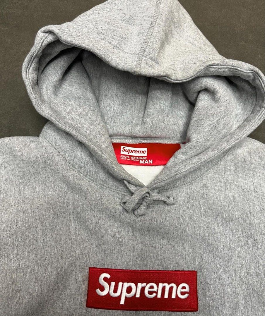 Supreme x Junya Watanabe 灰皮革袖 Box Logo 衛衣 （分類：衛衣）位於 Hong Kong。 由 kk158 提交（商品編號 1465590685，圖片 4）。簡介： Supreme x Junya Watanabe COMME des GARÇONS MAN box logo 灰黑色衛衣，白色皮革袖。側邊有拉鍊設計，袖口有間條坑紋。日本製造，碼數L，身位棉質。潮人必備，街頭感十足，保證正品，有興趣隨時DM問詳情。。