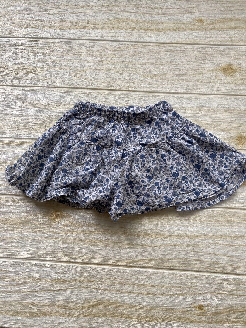 Susu & Cra ruffled skirt 2T (Category: Babies & Kids Fashion) located in Cebu City. Submitted by yjainani (Listing ID 1465591378, Image 1). Description: blue and white floral-patterned tiered ruffled skirt with an elastic waistband.