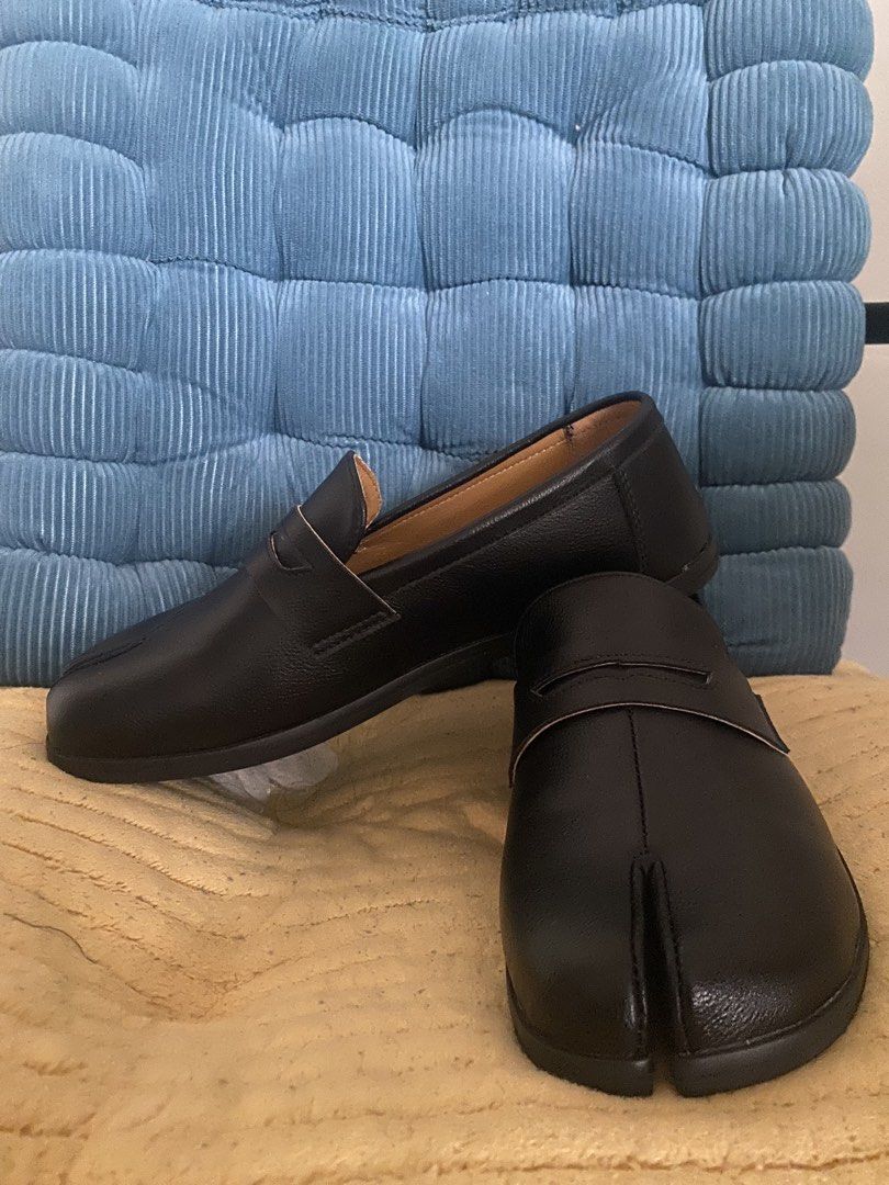 Tabi loafers Size 37.5 (Category: Loafers) located in Manila. Submitted by lecurateurofficial (Listing ID 1465601734, Image 2). Description: Black slip-on loafers. Distinctive split-toe design inspired by traditional Japanese tabi footwear. Synthetic leather. Rfs: too big for my size huhu.