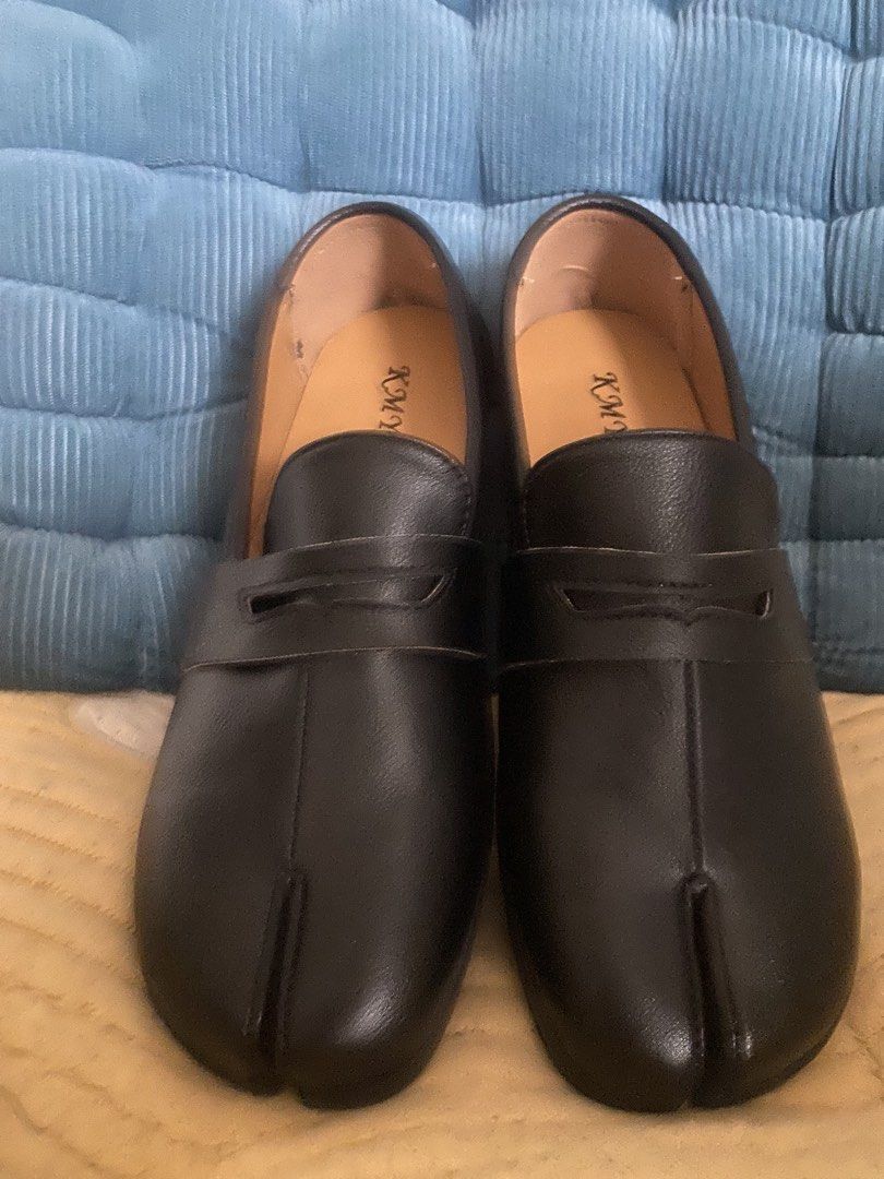 Tabi loafers Size 37.5 (Category: Loafers) located in Manila. Submitted by lecurateurofficial (Listing ID 1465601734, Image 1). Description: Black slip-on loafers. Distinctive split-toe design inspired by traditional Japanese tabi footwear. Synthetic leather. Rfs: too big for my size huhu.