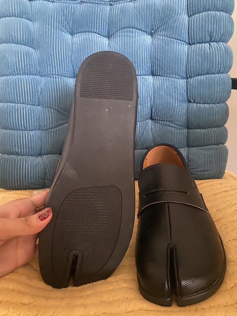 Tabi loafers Size 37.5 (Category: Loafers) located in Manila. Submitted by lecurateurofficial (Listing ID 1465601734, Image 3). Description: Black slip-on loafers. Distinctive split-toe design inspired by traditional Japanese tabi footwear. Synthetic leather. Rfs: too big for my size huhu.