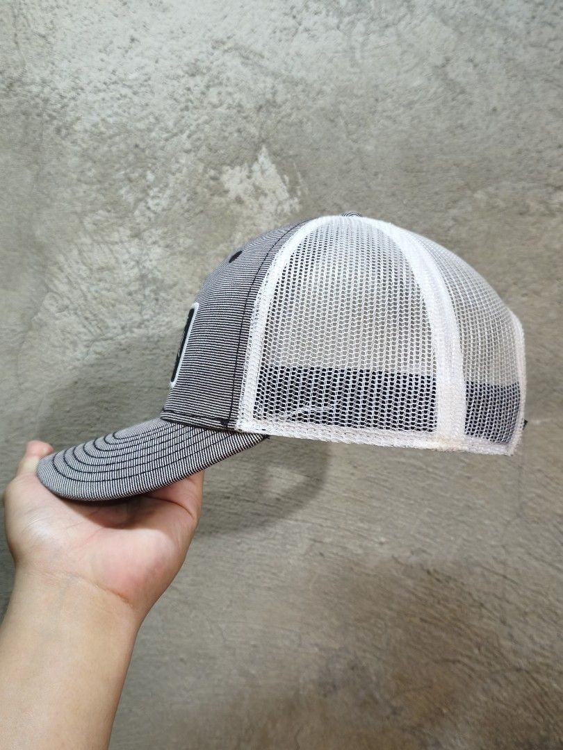 TAYLORMADE TRUCKER HAT (Category: Golf) located in Muntinlupa City. Submitted by themakhatter (Listing ID 1465660906, Image 2). Description: 850 +SF TAYLORMADE TRUCKER HAT ONE SIZE FITS ALL SNAPBACK ADJUSTMENT IN EXCELLENT 9.5/10 LIKE NEW CONDITION WASHED AND READY TO WEAR.