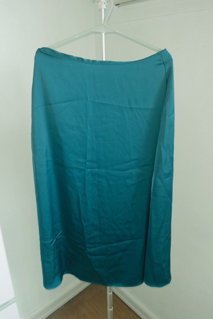 Teal Satin Midi Skirt (Category: Skirts) located in Manila. Submitted by designforhumanity (Listing ID 1465621879, Image 2). Description: - Color: Stunning teal - Material: Smooth, lightweight satin (unlined) - Cut: High-waisted with a clean silhouette - Length: Mid-calf (midi) - Versatile: Easy to pair with neutrals or dress up for a night out - Condition: Brand new / Excellent.