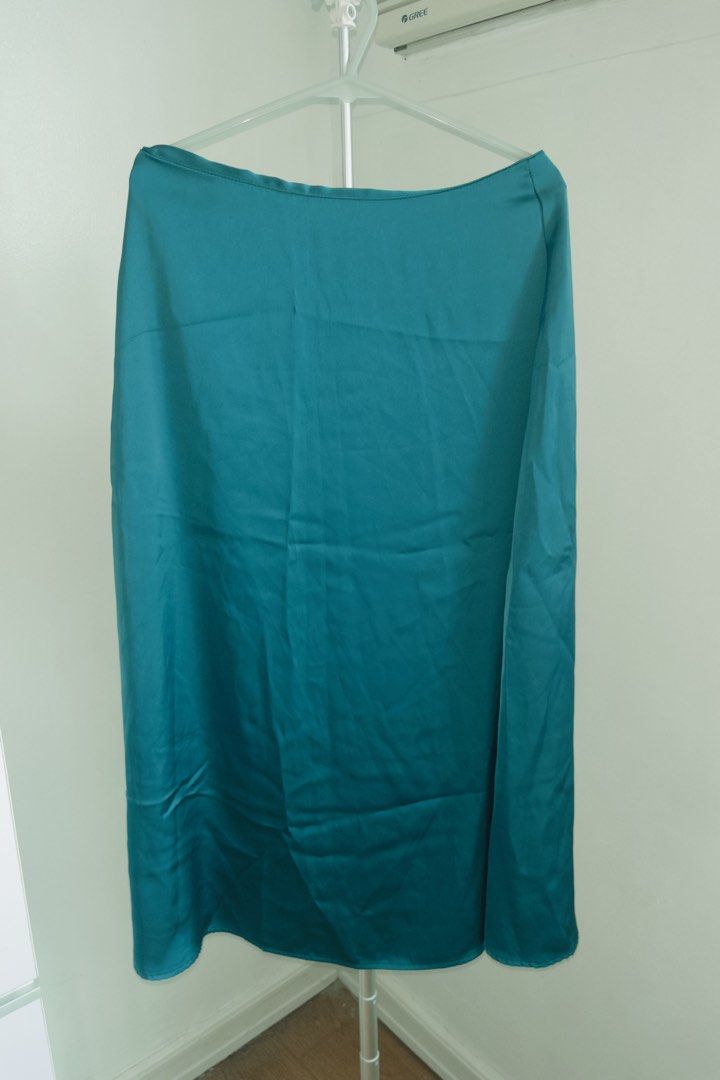 Teal Satin Midi Skirt (Category: Skirts) located in Manila. Submitted by designforhumanity (Listing ID 1465621879, Image 1). Description: - Color: Stunning teal - Material: Smooth, lightweight satin (unlined) - Cut: High-waisted with a clean silhouette - Length: Mid-calf (midi) - Versatile: Easy to pair with neutrals or dress up for a night out - Condition: Brand new / Excellent.
