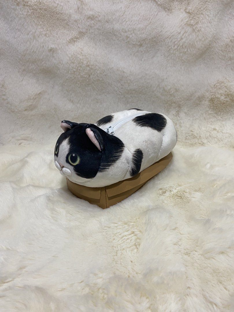 “That box is too small for you” cat plush pouch (Category: Purses & Pouches) located in Kalibo. Submitted by ollie_stuffshop (Listing ID 1465585609, Image 1). Description: Height: 11cm, Width: 9cm, Length: 19cm Before you send your inquiries: ❗️Last Price is already posted ❗️Manage your expectations, WYSIWYG ❗️May need washing ❗️Dropoff is every Wednesday & Sunday.