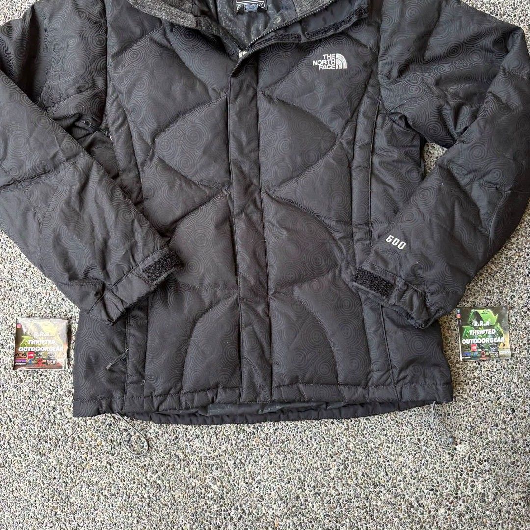 The North Face 600 Goose Down Puffer Jacket Womens (Category: Coats, Jackets and Outerwear) located in Caloocan City. Submitted by rjlthrifts (Listing ID 1465705804, Image 3). Description: The North Face 600 Goose Down Puffer Jacket Womens for cold-weather casual wear, everyday commuting, and low-intensity outdoor activities in cold climates. Excellent Condition Color Rate 10/10 M on Tag 26 Length 20 Width No Issue. Price. 2,980 Loc. South Calooc