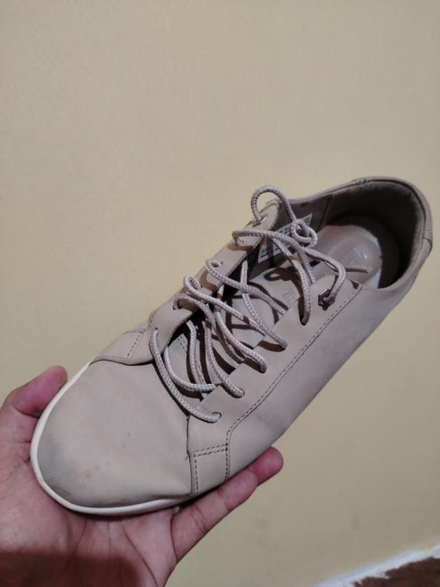 Timberland Beige Leather Sneakers (Category: Sneakers) located in Caloocan City. Submitted by marco.antor (Listing ID 1465687196, Image 3). Description: - Brand: Timberland - Style: Classic court low-top sneakers - Color: Beige leather with white rubber soles and matching laces - Comfort: Padded collars and durable outsoles for all-day wear - Condition: Good overall, with minor scuff marks and slight discoloration near the left shoe's toe area - 