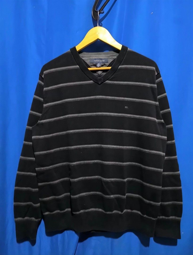Tommy Hilfiger knitted sweater (Category: Coats, Jackets and Outerwear) located in Manila. Submitted by livecloud.68f180 (Listing ID 1465757333, Image 1). Description: Length 27 Width 22.
