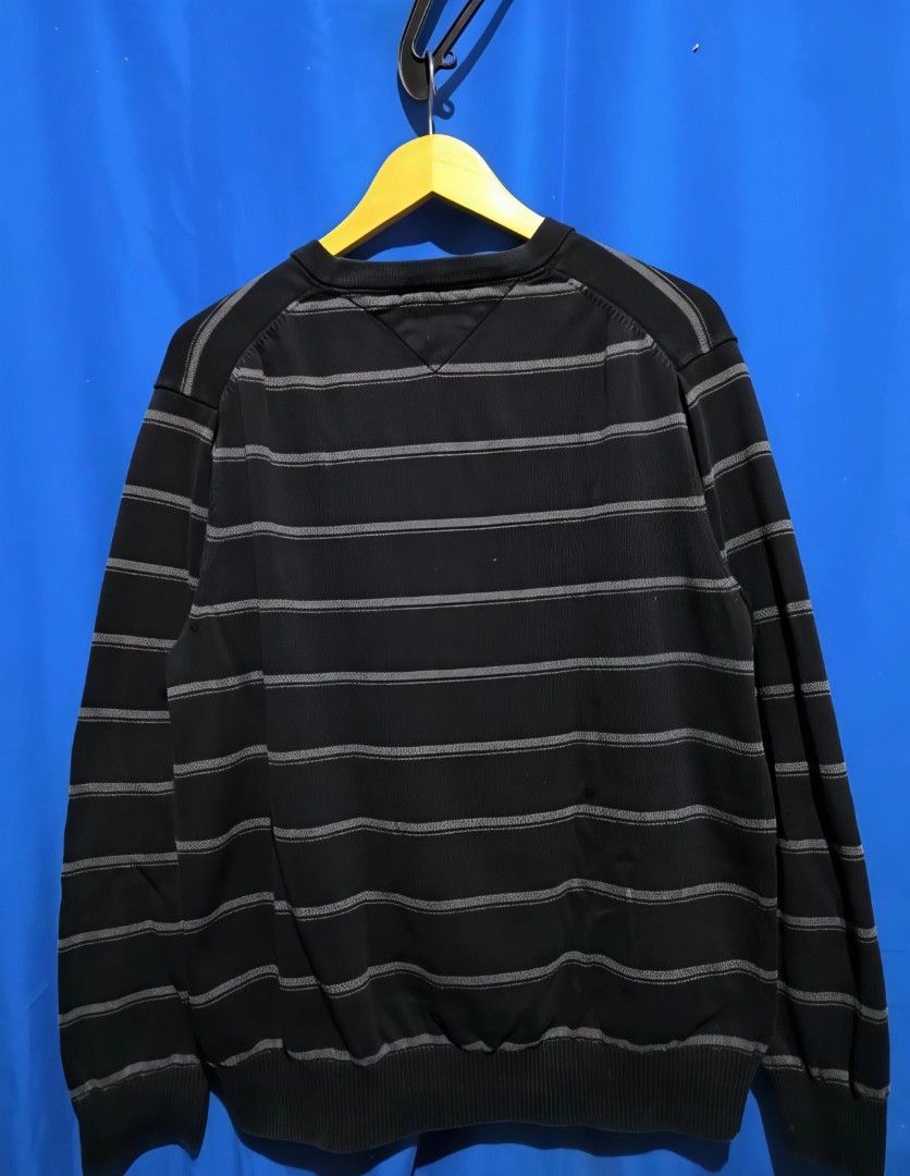 Tommy Hilfiger knitted sweater (Category: Coats, Jackets and Outerwear) located in Manila. Submitted by livecloud.68f180 (Listing ID 1465757333, Image 3). Description: Length 27 Width 22.