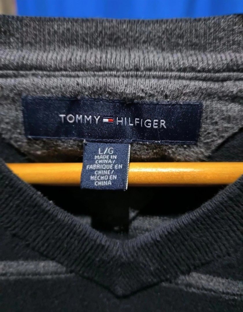 Tommy Hilfiger knitted sweater (Category: Coats, Jackets and Outerwear) located in Manila. Submitted by livecloud.68f180 (Listing ID 1465757333, Image 2). Description: Length 27 Width 22.