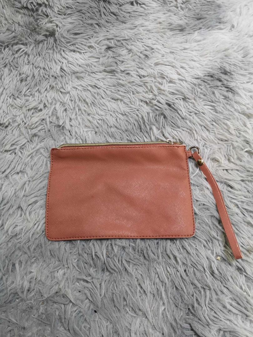 Top Zipper Closure Flat Wristlet Pouch (Category: Purses & Pouches) located in Santa Cruz. Submitted by jmy_surplus.2 (Listing ID 1465688144, Image 1). Description: Size ; L- 6 W - 8.4 Color ; Peach Type ; Wristlet Brand ; No brand Material ; Leather Style ; Peach Zipper Closure Writlet LR 129 JMY 5 Batch #224.