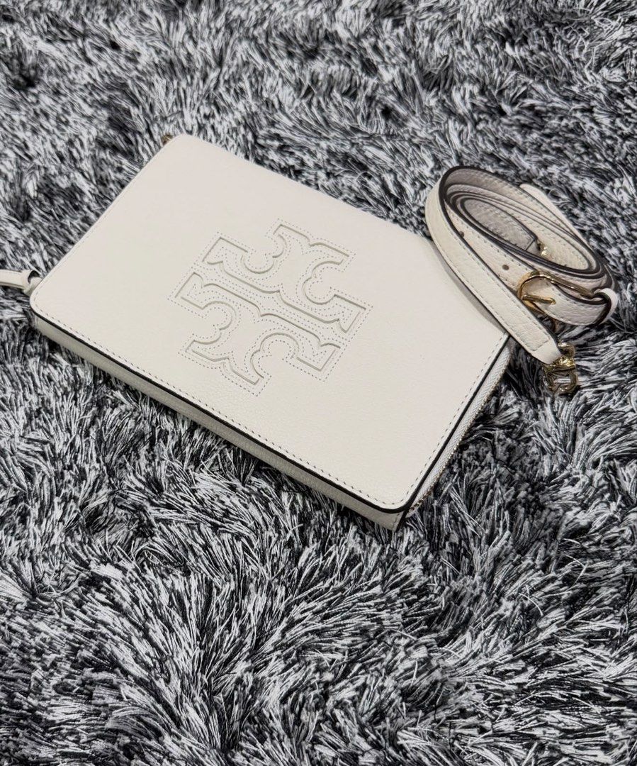 Tory Burch WOC (Category: Luxury Bags & Wallets) located in Quezon City. Submitted by declutteringcloset18 (Listing ID 1465583606, Image 2). Description: Barely used No inclusion Retails ~ 30k+ .