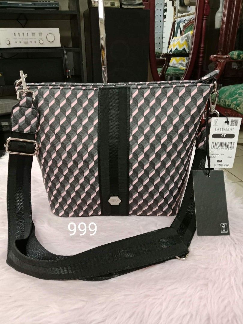 Tote Bag (Category: Tote Bags) located in Pasig City. Submitted by janalopez904 (Listing ID 1465661712, Image 1). Description: US tote bag.