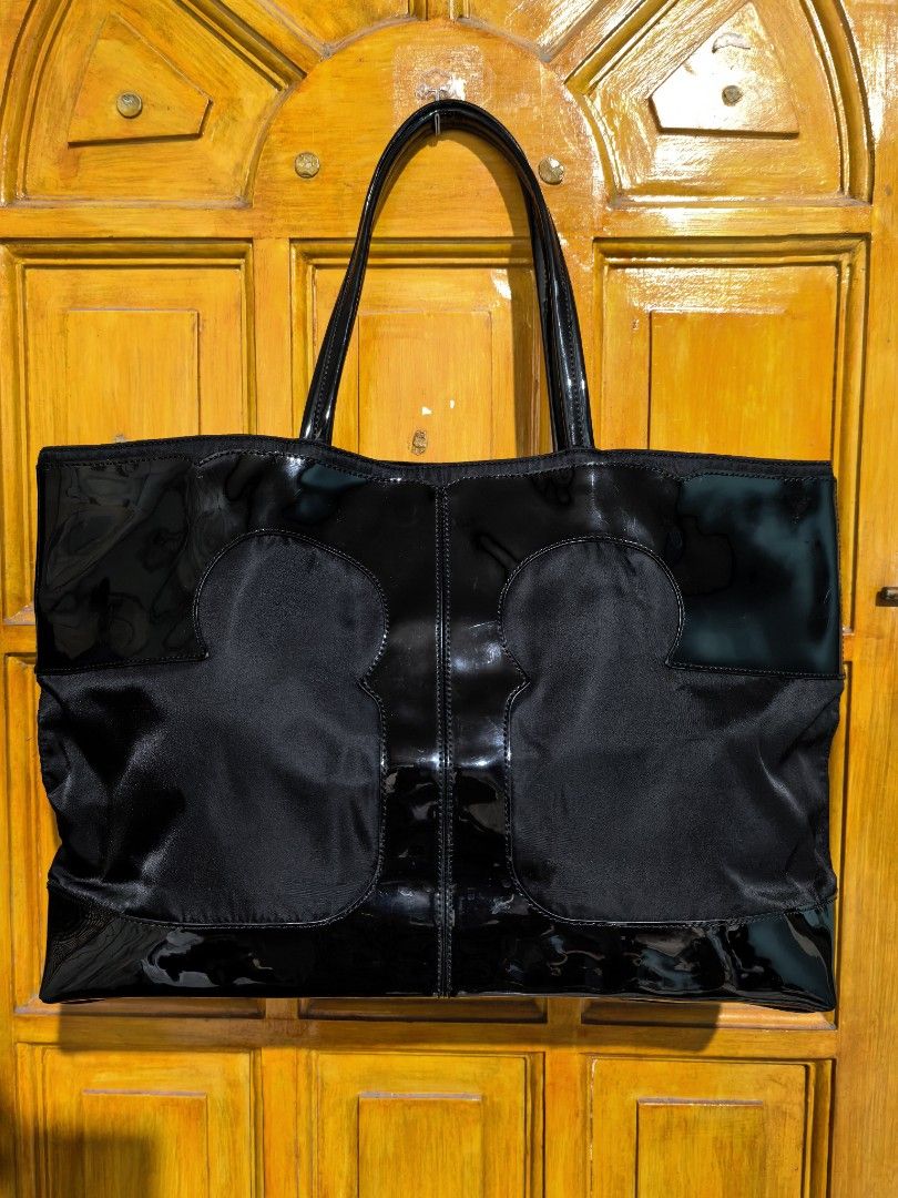 Tote bag (Category: Tote Bags) located in Manila. Submitted by khulet2008 (Listing ID 1465666807, Image 2). Description: T-O-R-Y B-U-R-C-H tote bag Patent and nylon combination. With stains inside. Super Spacious..