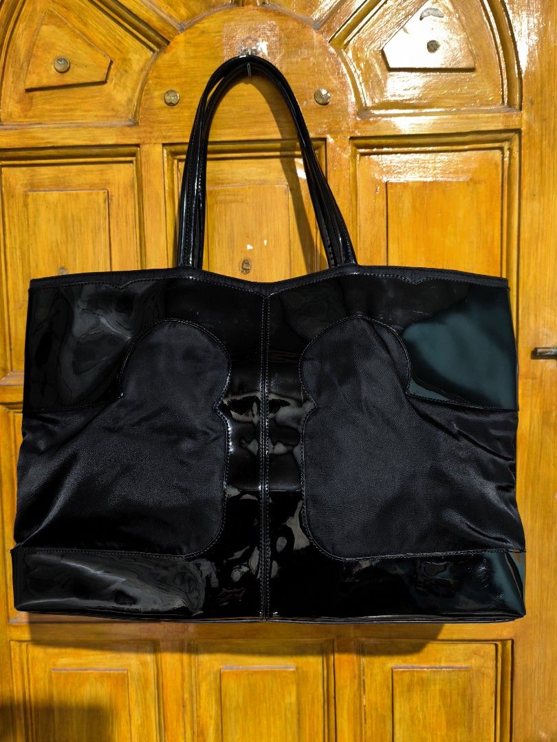 Tote bag (Category: Tote Bags) located in Manila. Submitted by khulet2008 (Listing ID 1465666807, Image 1). Description: T-O-R-Y B-U-R-C-H tote bag Patent and nylon combination. With stains inside. Super Spacious..