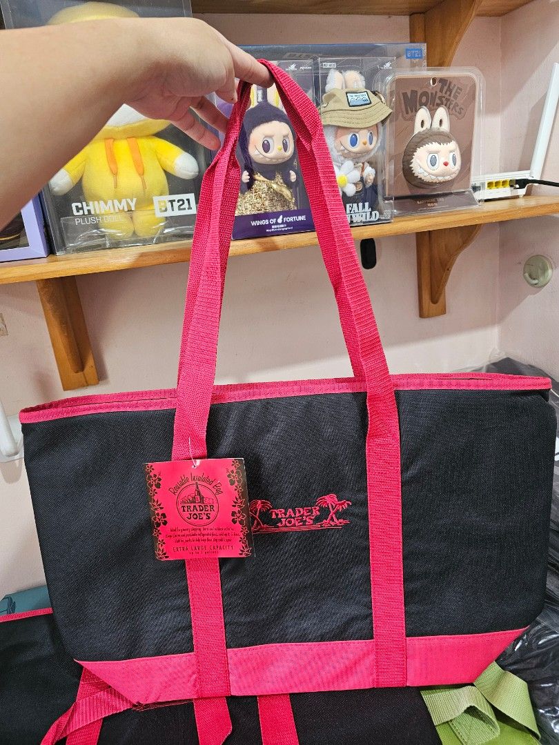 TRADER JOE'S Insulated Bag #1 (Category: Shoulder Bags) located in Quezon City. Submitted by senyoramaria2 (Listing ID 1465597820, Image 1). Description: TRADER JOE'S Insulated Bag #1 Same design lang ang front & back. Up to 7 Gallons capacity 21 x 13.5 x 6.5 (base) inches 2 pcs available #CanadaPasabuy.