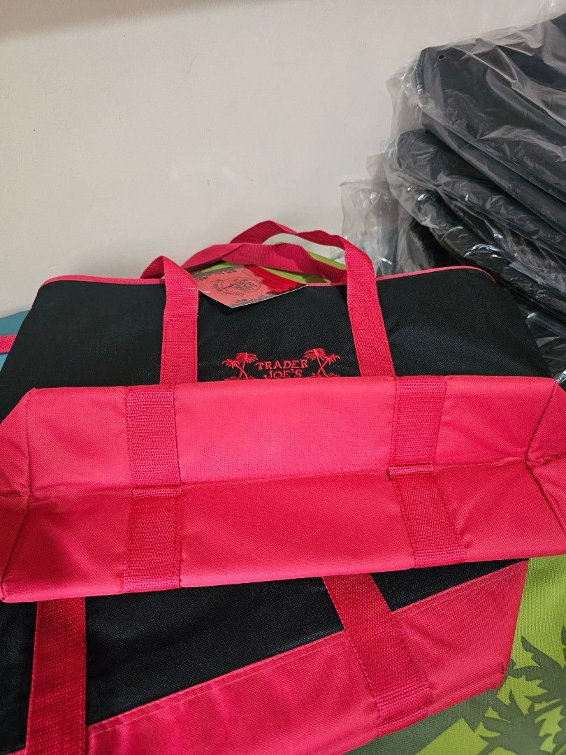 TRADER JOE'S Insulated Bag #1 (Category: Shoulder Bags) located in Quezon City. Submitted by senyoramaria2 (Listing ID 1465597820, Image 3). Description: TRADER JOE'S Insulated Bag #1 Same design lang ang front & back. Up to 7 Gallons capacity 21 x 13.5 x 6.5 (base) inches 2 pcs available #CanadaPasabuy.
