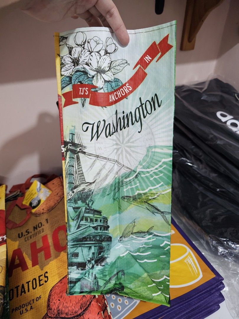 TRADER JOE'S Reusable Bag #2 (Category: Tote Bags) located in Quezon City. Submitted by senyoramaria2 (Listing ID 1465588018, Image 3). Description: TRADER JOE'S Reusable Ecobag #2 Sako material All sides have different designs (effort nung gumawa. 🤭 ). 16.25 x 11.5 x 6.75 6 Gallons capacity 5 pcs available #CanadaPasabuy.