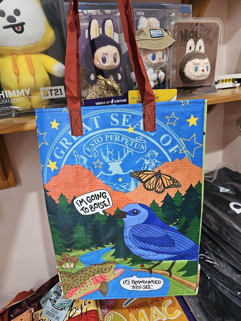 TRADER JOE'S Reusable Bag #3 (Category: Tote Bags) located in Quezon City. Submitted by senyoramaria2 (Listing ID 1465588256, Image 2). Description: TRADER JOE'S Reusable Ecobag #3 Sako material All sides have different designs (effort nung gumawa. 🤭 ). 16.25 x 11.5 x 6.75 6 Gallons capacity 5 pcs available #CanadaPasabuy.