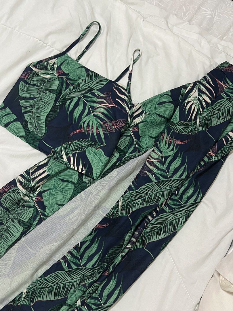Tropical Leaf Print Crop Top and Slit Pants Set (Category: Sets or Coordinates) located in Quezon City. Submitted by katedeclutter (Listing ID 1465592342, Image 3). Description: - as a set - size: S.