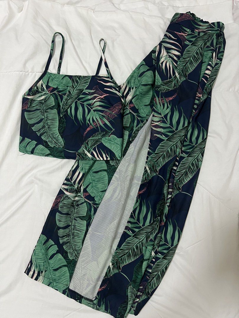 Tropical Leaf Print Crop Top and Slit Pants Set (Category: Sets or Coordinates) located in Quezon City. Submitted by katedeclutter (Listing ID 1465592342, Image 2). Description: - as a set - size: S.
