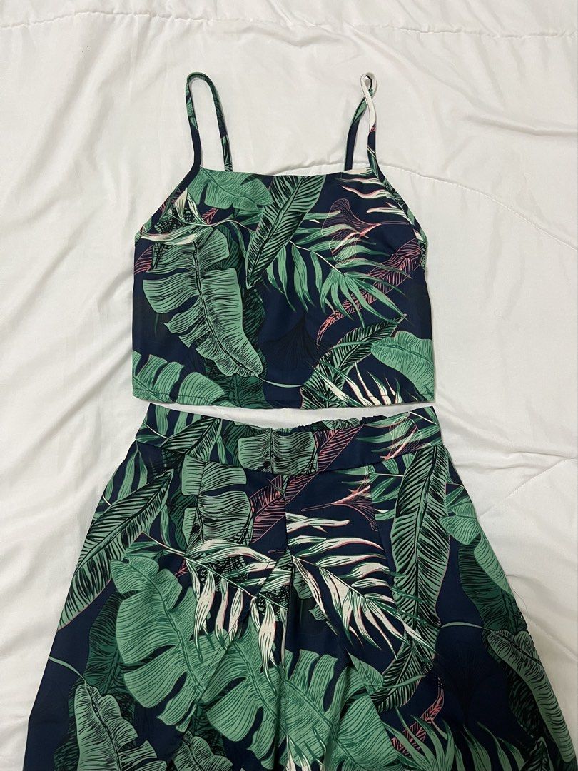 Tropical Leaf Print Crop Top and Slit Pants Set (Category: Sets or Coordinates) located in Quezon City. Submitted by katedeclutter (Listing ID 1465592342, Image 1). Description: - as a set - size: S.