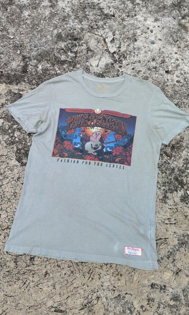 True Religion world tour tee (Category: Tshirts & Polo Shirts ) located in Mati. Submitted by gsthrift (Listing ID 1465666340, Image 2). Description: Medium on tag Length 29 Width 19 issue: loose stitch on neck slight stain both armpit at maliit na faded sa lower part.