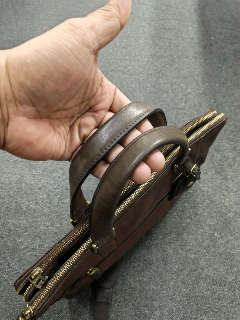 TUMI Beacon Hill Beach Slim Laptop Bag (Category: Briefcases) located in Bago City. Submitted by etak1997 (Listing ID 1465624581, Image 3). Description: Tumi Beacon Hill Beach Slim Laptop Bag Excellent Condition.