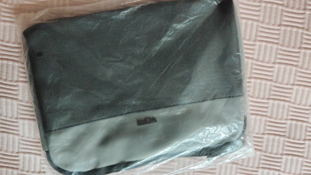 tumi Trousse 化妝包 全新 （分類：手袋及銀包）位於 Hong Kong。 由 joyannie 提交（商品編號 1465603655，圖片 1）。簡介： 这里是全新正品途明（TUMI）化妆包，知名商旅箱包品牌出品，做工扎实耐用，外观设计低调简约又兼具实用性。 目前这个化妆包的原厂外包装还没有拆开，保持着刚出厂的全新完整状态，入手之后可以直接作为礼物赠送，也可以自己拆封使用。。