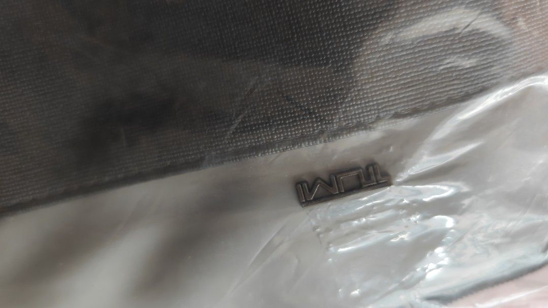 tumi Trousse 化妝包 全新 （分類：手袋及銀包）位於 Hong Kong。 由 joyannie 提交（商品編號 1465603655，圖片 2）。簡介： 这里是全新正品途明（TUMI）化妆包，知名商旅箱包品牌出品，做工扎实耐用，外观设计低调简约又兼具实用性。 目前这个化妆包的原厂外包装还没有拆开，保持着刚出厂的全新完整状态，入手之后可以直接作为礼物赠送，也可以自己拆封使用。。