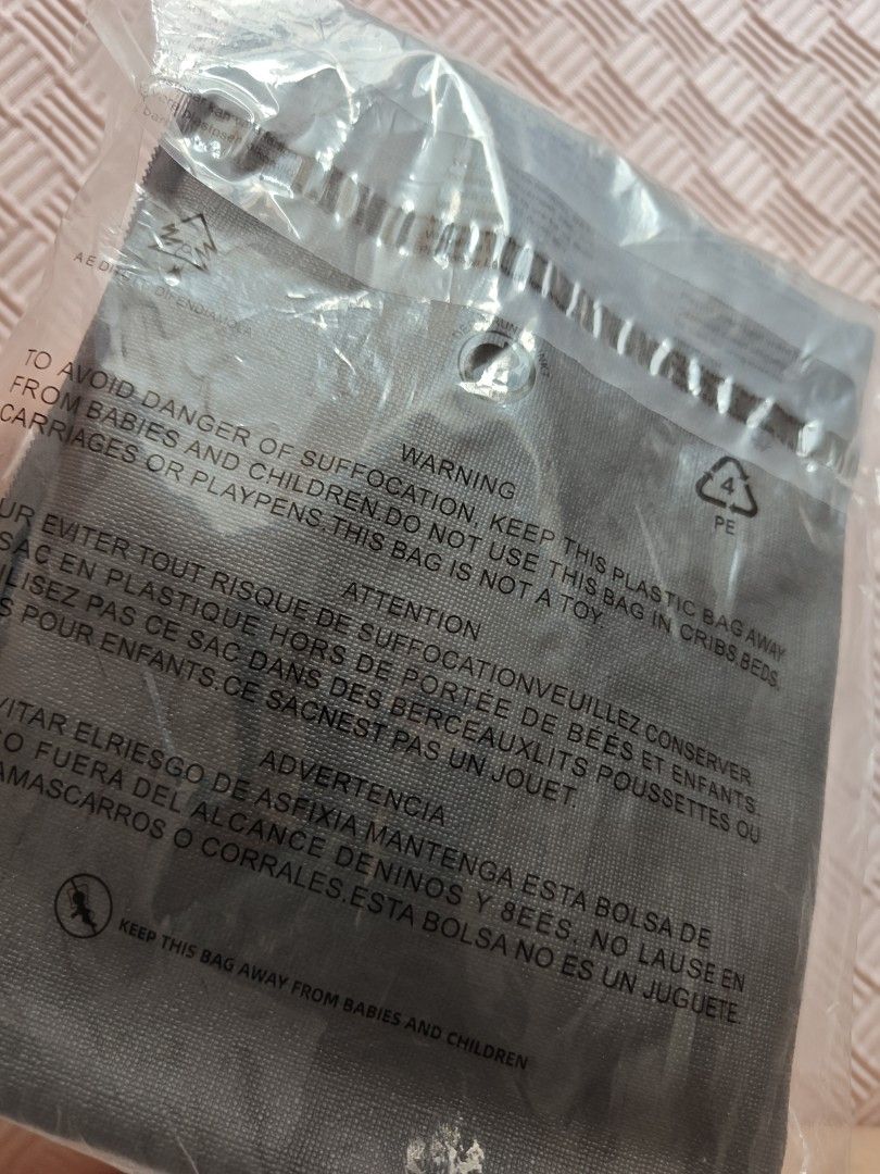 tumi Trousse 化妝包 全新 （分類：手袋及銀包）位於 Hong Kong。 由 joyannie 提交（商品編號 1465603655，圖片 3）。簡介： 这里是全新正品途明（TUMI）化妆包，知名商旅箱包品牌出品，做工扎实耐用，外观设计低调简约又兼具实用性。 目前这个化妆包的原厂外包装还没有拆开，保持着刚出厂的全新完整状态，入手之后可以直接作为礼物赠送，也可以自己拆封使用。。