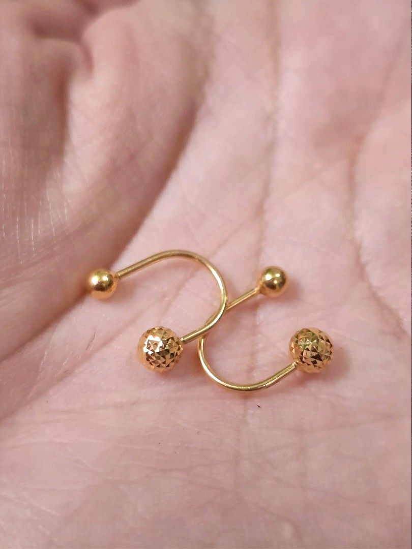U deroscas (Category: Earrings) located in Caloocan City. Submitted by michelle.golveo (Listing ID 1465754814, Image 1). Description: ✨ USED BUT NOT ABUSED! 💛 💎 18K U De Roscas Earrings ✨ Preloved / Good as New 💰 Pawnable Gold ⚖️1.02 grams .