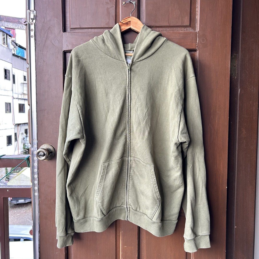 Undefeated UACTP Uniform Zip Up Hoodie (Category: Coats, Jackets and Outerwear) located in Dagupan City. Submitted by macavex (Listing ID 1465629059, Image 1). Description: L on tag 25.5” x 28.5” Cut cuffs*.