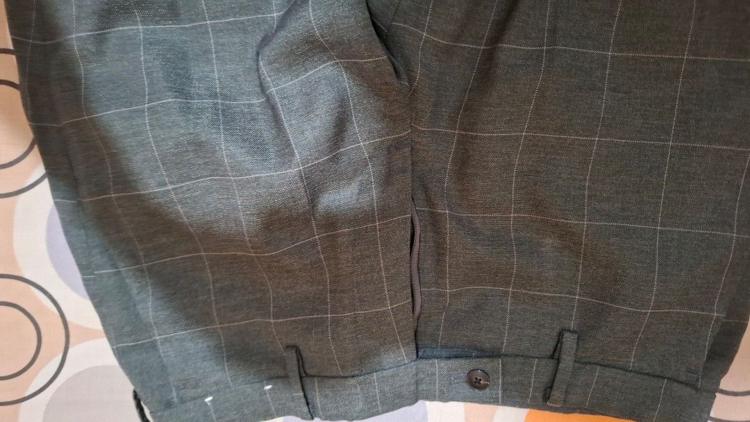 UNIQLO Airsense Gray Checkered Plaid Pants (Category: Trousers) located in Paranaque City. Submitted by furotetsuu (Listing ID 1465671144, Image 2). Description: UNIQLO Airsense or Miracle Air Pants Checkered / Plaid Gray pants Lightweight Tapered fit .