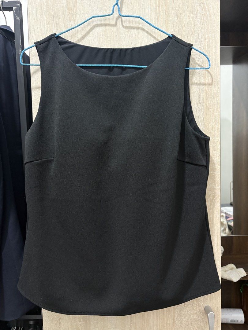 Uniqlo Black Bra Top Size L (Category: Sleeveless) located in Pasig City. Submitted by munchinitajanella (Listing ID 1465617364, Image 1). Description: - Brand: Uniqlo - Size: L (Fits bust 85 to 91 cm) - Color: Solid black - Design: Sleeveless scoop neck with built-in cups for easy, bra-free wear - Material: Shell made of polyester, spandex, and recycled polyester; lining made of nylon and spandex - Condition: Great everyday basic, super convenie