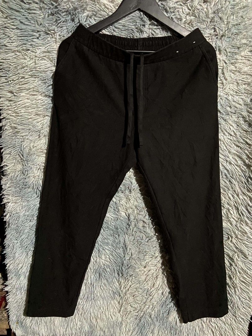 Uniqlo Black Drawstring Casual Pants (Category: Trousers) located in Lianga. Submitted by arwthrifts (Listing ID 1465708924, Image 1). Description: - Brand: Uniqlo - Color: Solid black - Waist: Elastic with drawstring - Fit: Standard fit with side pockets - Style: Clean look, easy to pair with tees and hoodies - Condition: Comfortable everyday wear - Origin: Made in China.