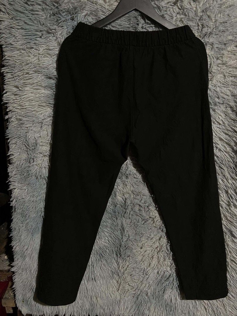 Uniqlo Black Drawstring Casual Pants (Category: Trousers) located in Lianga. Submitted by arwthrifts (Listing ID 1465708924, Image 2). Description: - Brand: Uniqlo - Color: Solid black - Waist: Elastic with drawstring - Fit: Standard fit with side pockets - Style: Clean look, easy to pair with tees and hoodies - Condition: Comfortable everyday wear - Origin: Made in China.