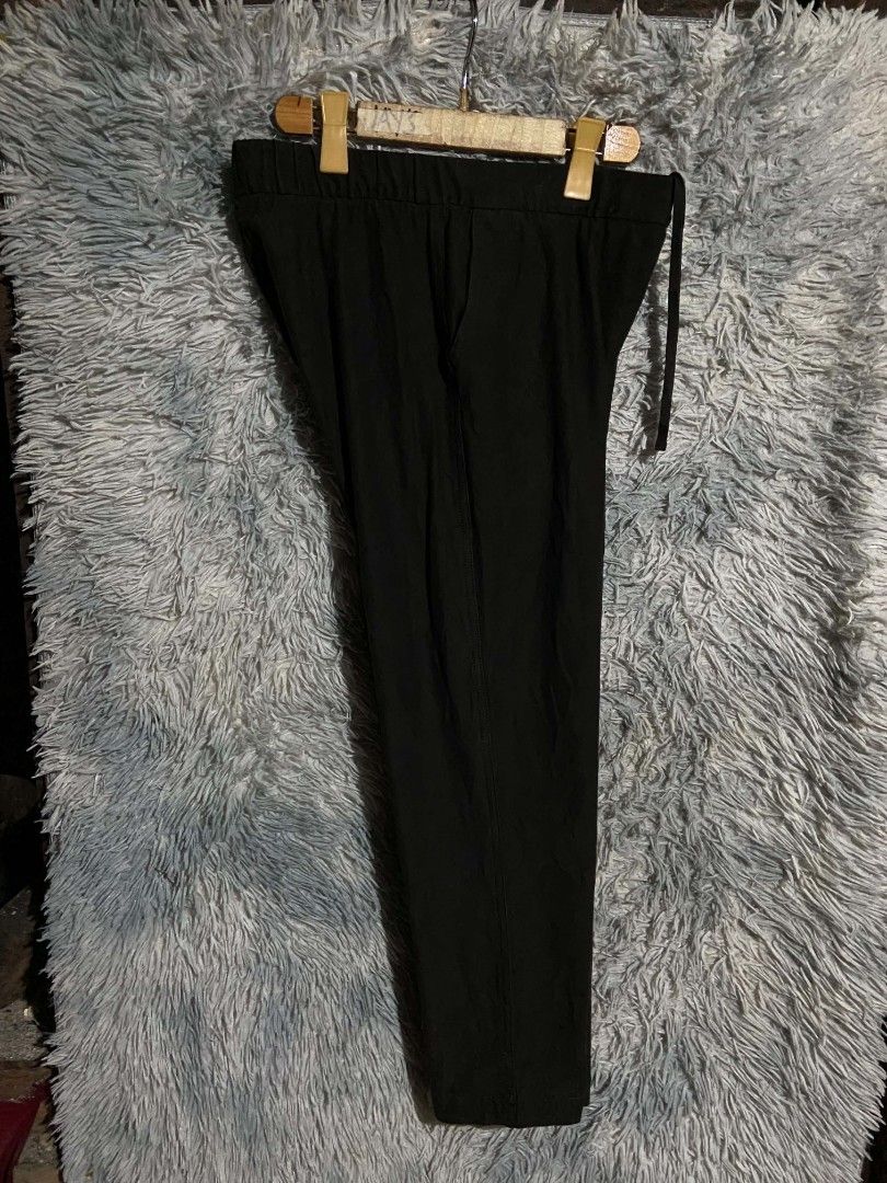 Uniqlo Black Drawstring Casual Pants (Category: Trousers) located in Lianga. Submitted by arwthrifts (Listing ID 1465708924, Image 3). Description: - Brand: Uniqlo - Color: Solid black - Waist: Elastic with drawstring - Fit: Standard fit with side pockets - Style: Clean look, easy to pair with tees and hoodies - Condition: Comfortable everyday wear - Origin: Made in China.