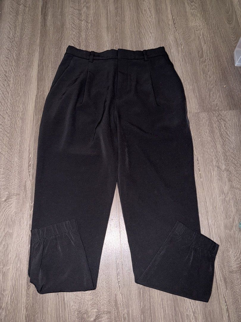 Uniqlo Black Jogger Pants Size S (Category: Jeans) located in San Juan City. Submitted by Pierrelot (Listing ID 1465677080, Image 1). Description: - Brand: Uniqlo - Color: Black - Size: S (Waist: 60-66cm, Hips: 85-91cm) - Material: 96% Polyester, 4% Spandex (comfortable stretch fabric) - Features: Elastic ankle cuffs and chic pleated front design - Style: Versatile for work or casual outings.