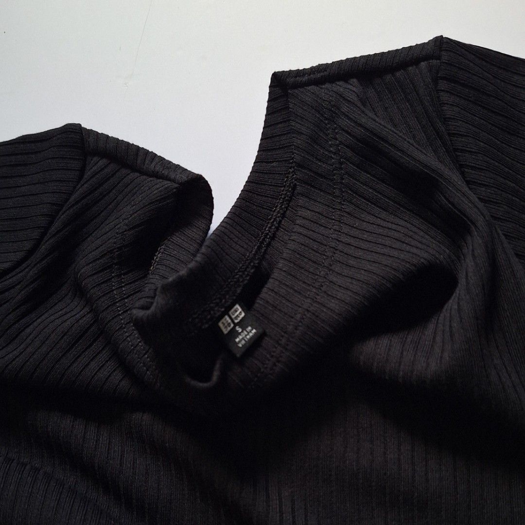 Uniqlo Black Ribbed Top (Category: Shirts) located in Tarlac. Submitted by brownbasket (Listing ID 1465614109, Image 2). Description: Size: S-M Price + Sf MOP: Gcash | MariBank MOD: J&T.