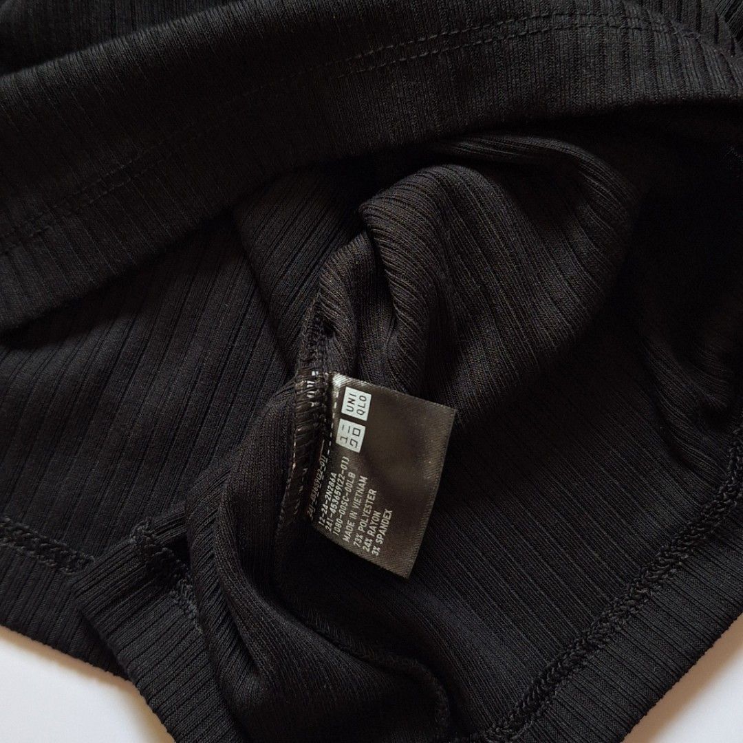 Uniqlo Black Ribbed Top (Category: Shirts) located in Tarlac. Submitted by brownbasket (Listing ID 1465614109, Image 3). Description: Size: S-M Price + Sf MOP: Gcash | MariBank MOD: J&T.