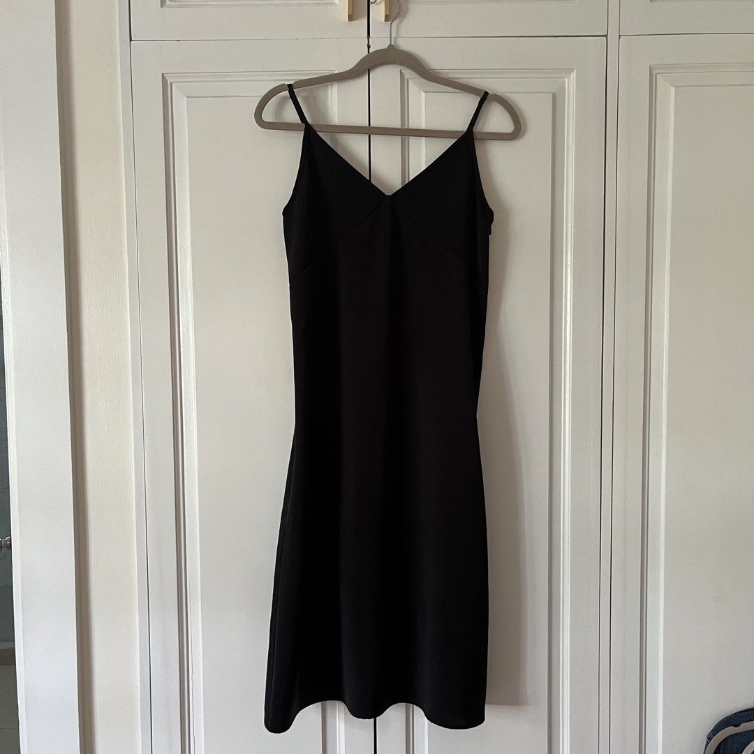 Uniqlo Black Spaghetti Strap Dress (Category: Dresses) located in Muntinlupa City. Submitted by impulsiveasf (Listing ID 1465616682, Image 1). Description: .