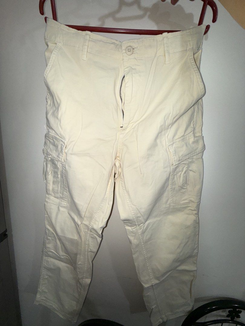 Uniqlo Cargo Pants (Category: Joggers) located in Davao. Submitted by zeuuu12 (Listing ID 1465707875, Image 1). Description: .